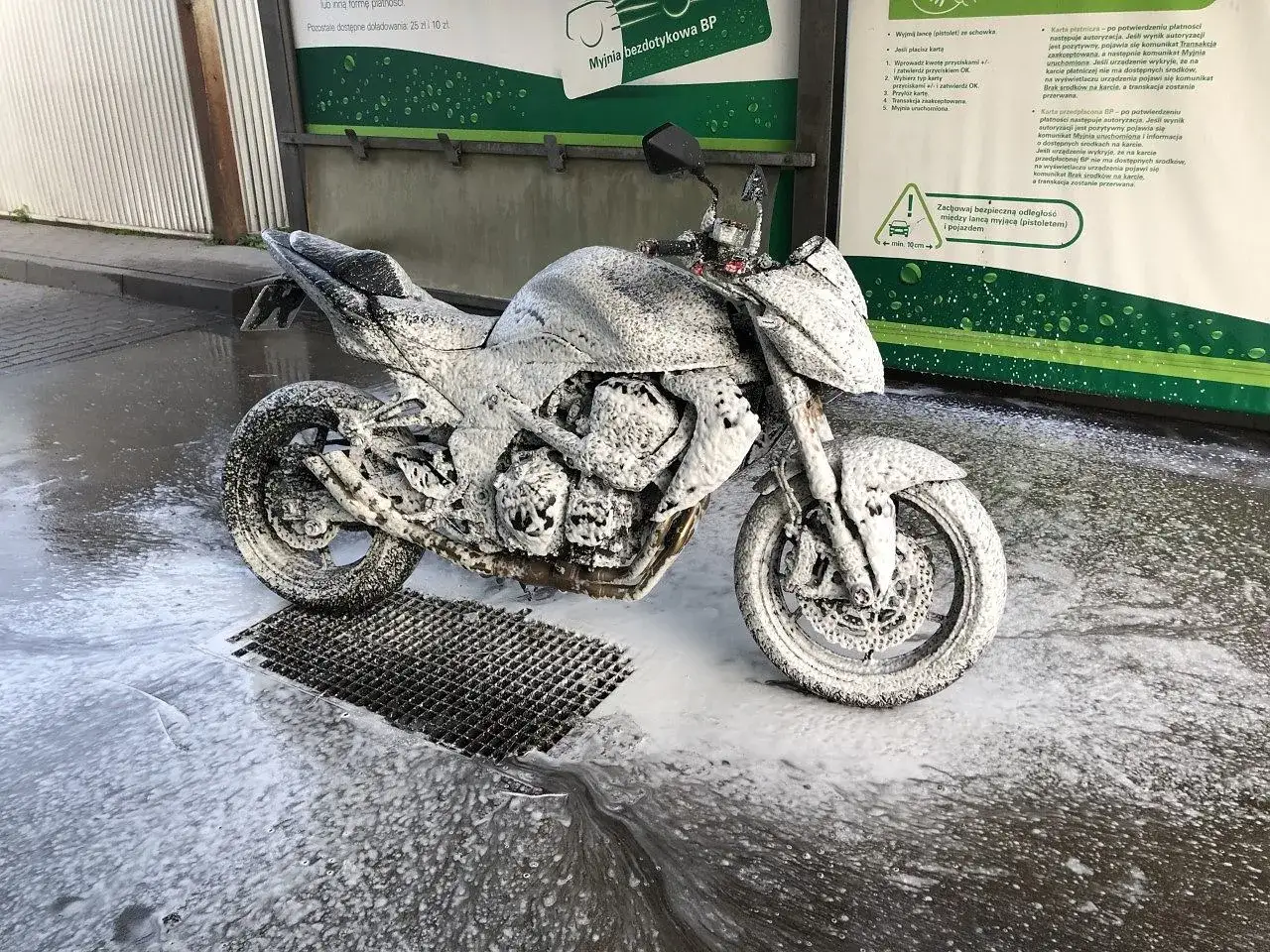 Zdjęcie Czy można myć motocykl na myjni? Oto, co musisz wiedzieć