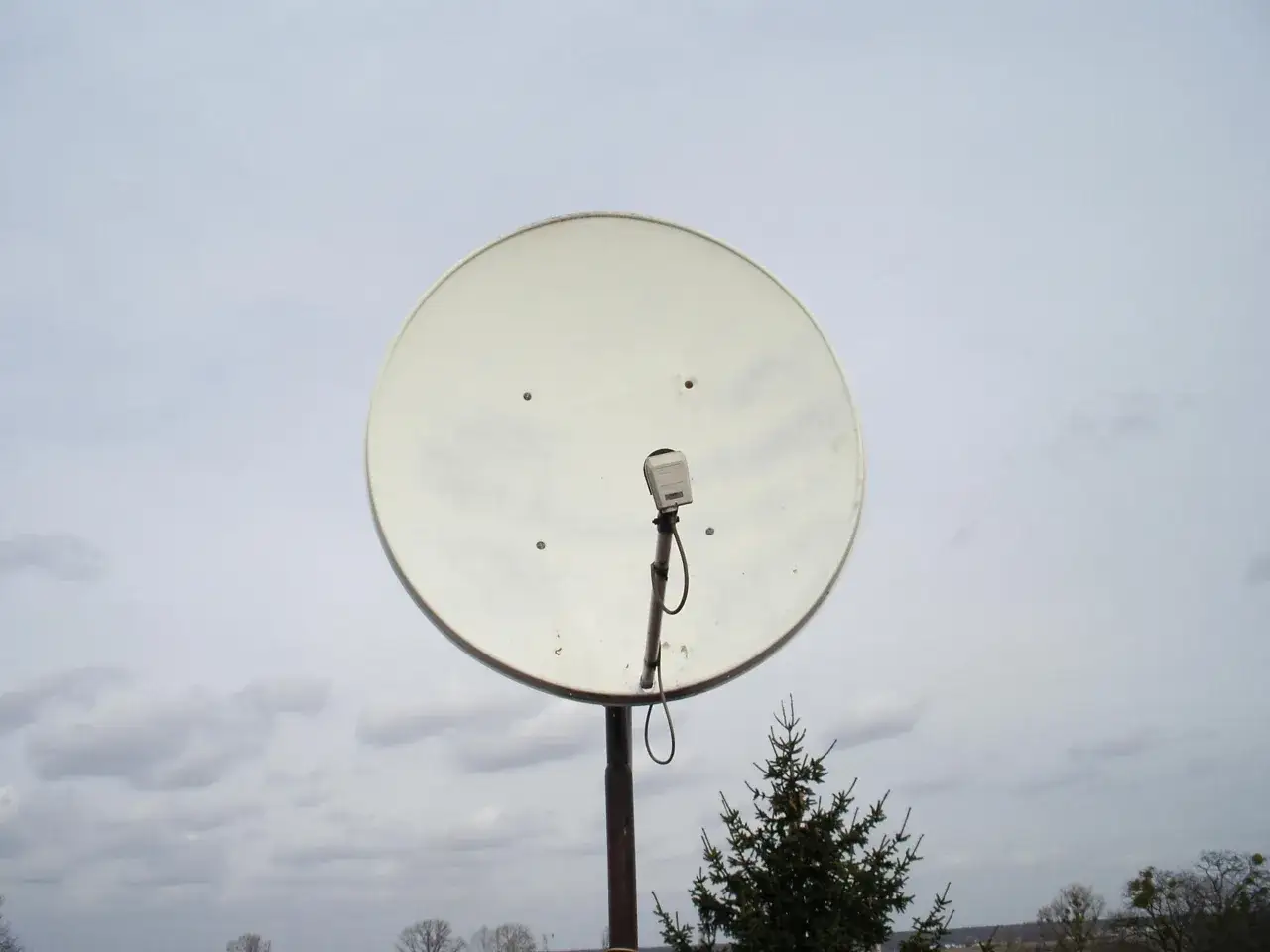 Zdjęcie Dlaczego antena satelitarna nie odbiera podczas deszczu i jak to naprawić