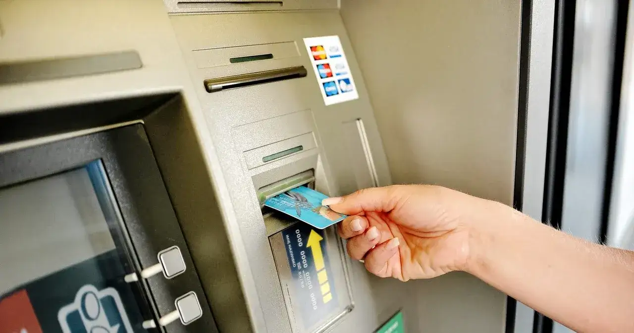 Zdjęcie Co zrobić ze starą kartą płatniczą, aby uniknąć kradzieży tożsamości?