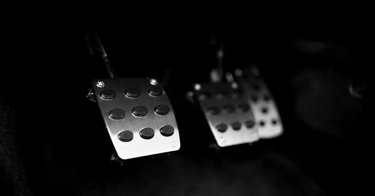 Zdjęcie ¿Cuánto cuesta reparar el pedal de embrague que se queda abajo?