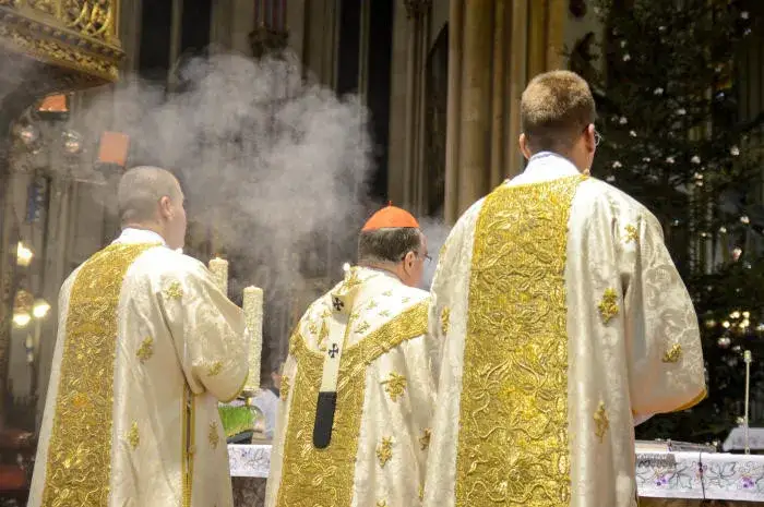 Zdjęcie Jaki jest kolor szat liturgicznych w adwencie? Odkryj jego znaczenie