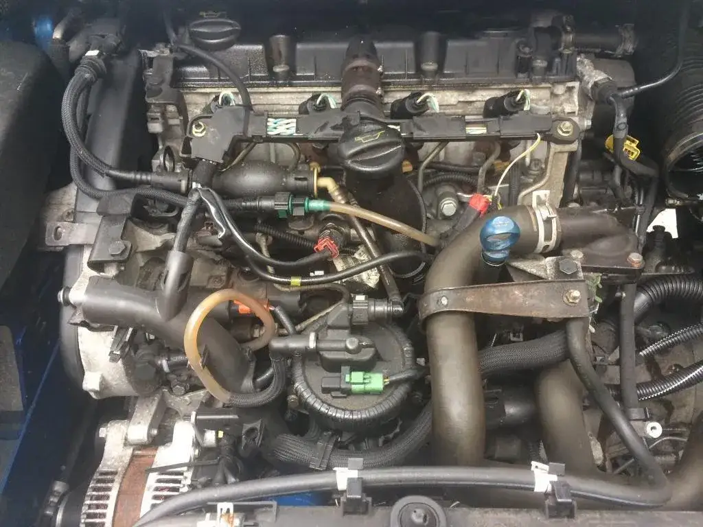 Zdjęcie Gdzie dokładnie jest czujnik temperatury silnika w Peugeocie 307 2.0 HDI? Sprawdź teraz!