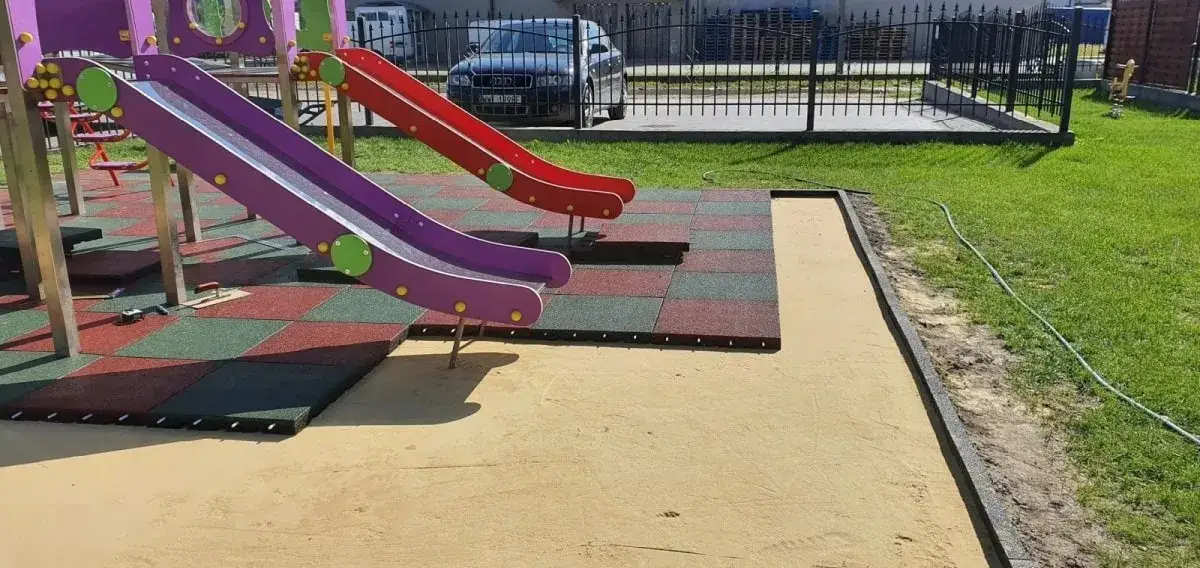 Zdjęcie Bezpieczne podłoże pod plac zabaw w ogrodzie - uniknij niebezpieczeństw