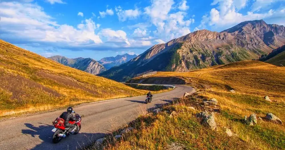 Zdjęcie Najlepsze trasy motocyklowe w Alpach: malownicze widoki i emocje