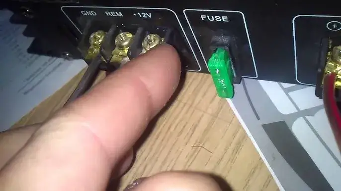 Zdjęcie Jak podłączyć wzmacniacz samochodowy w domu bez ryzyka uszkodzenia