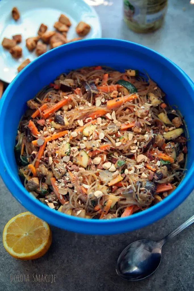 Zdjęcie Ile kalorii ma pad thai z kurczakiem? Sprawdź, czy pasuje do Twojej diety!