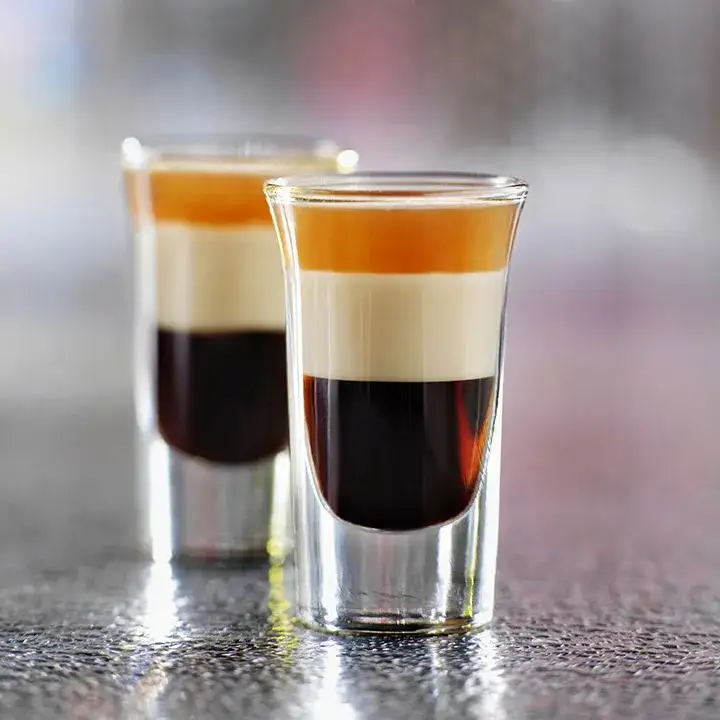 Zdjęcie B-52 drink: jak przygotować perfekcyjny shot warstwowy?
