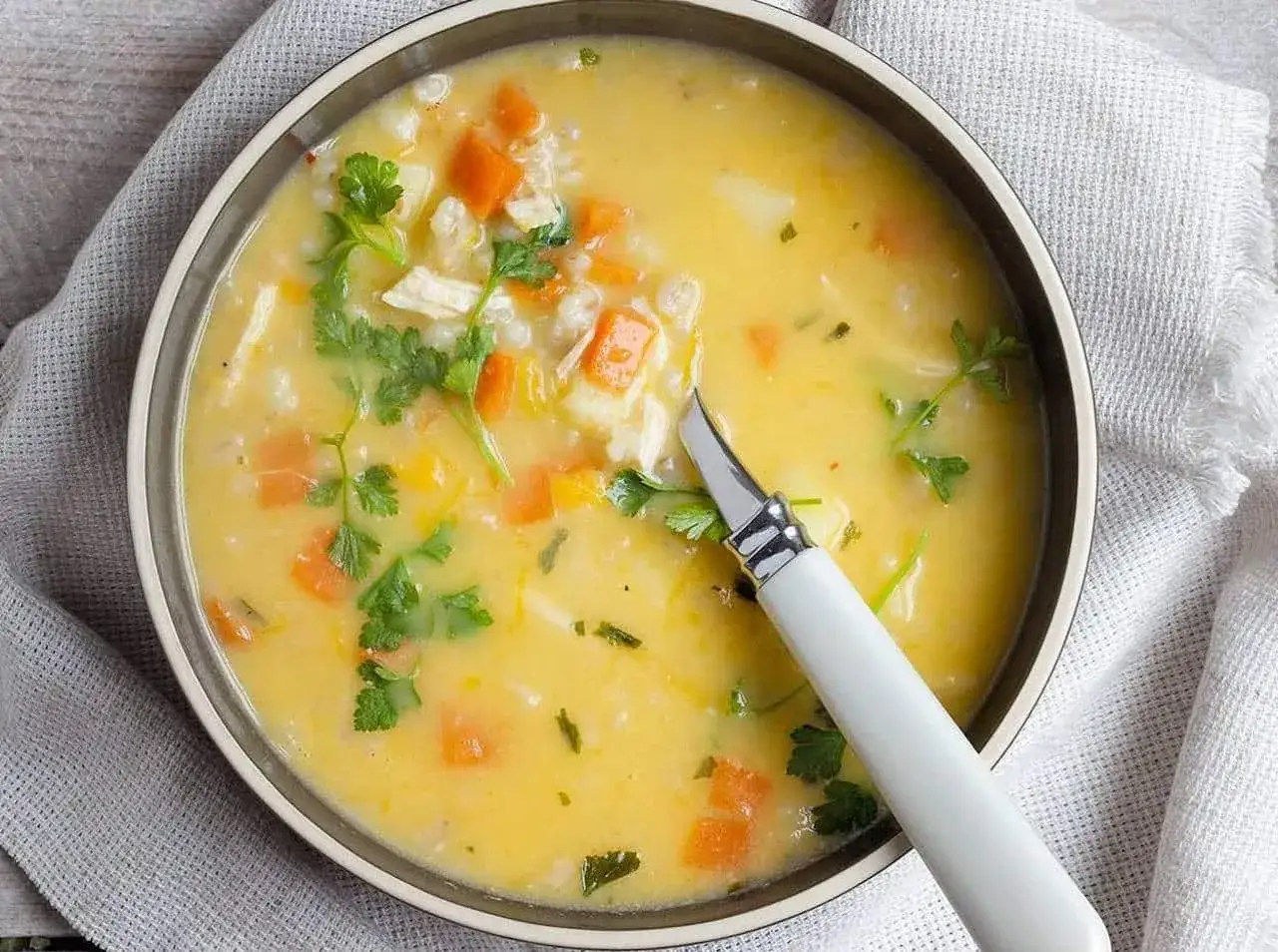 Zdjęcie Jak ugotować krupnik na udkach - prosty przepis na smaczną zupę