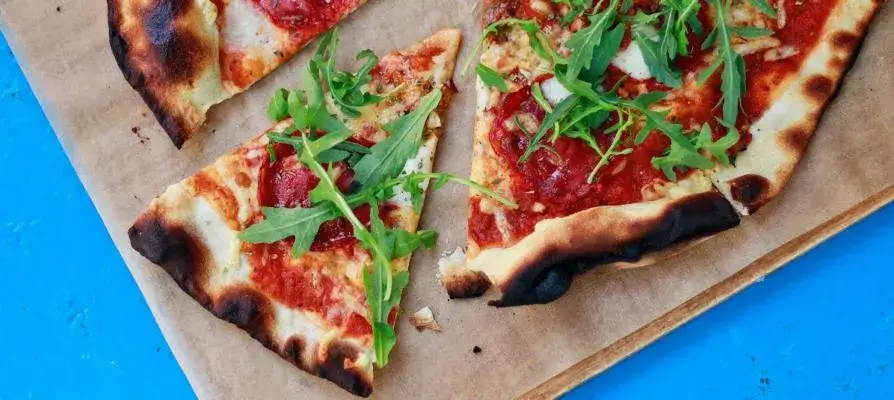 Zdjęcie Jak odgrzać pizzę w piekarniku, aby nie straciła smaku i chrupkości