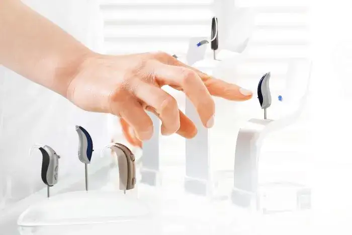 Zdjęcie Gdzie kupić aparat słuchowy? Sprawdź najlepsze opcje i ceny