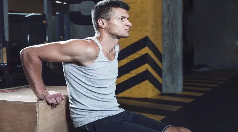 Zdjęcie Silne ramiona bez bólu: Jak efektywnie rozciągać triceps? Porady