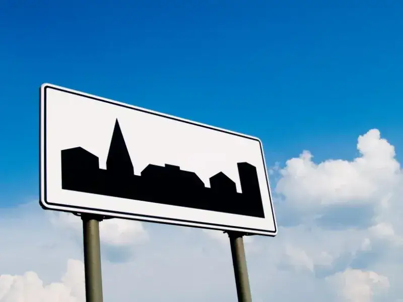 Zdjęcie Kiedy jest teren zabudowany i jak uniknąć nieporozumień na drodze