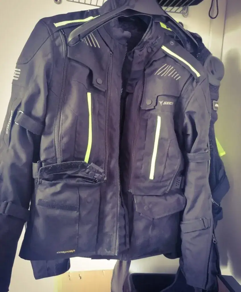 Zdjęcie Jak prać kurtkę motocyklową, by uniknąć uszkodzeń i zachować jakość