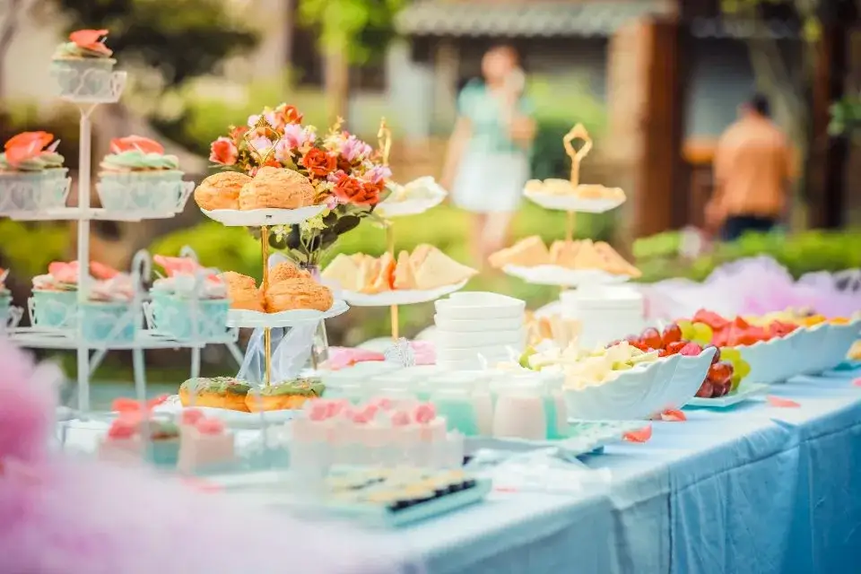 Zdjęcie Ile kosztuje catering na 60 osób? Zobacz, jak uniknąć wysokich kosztów