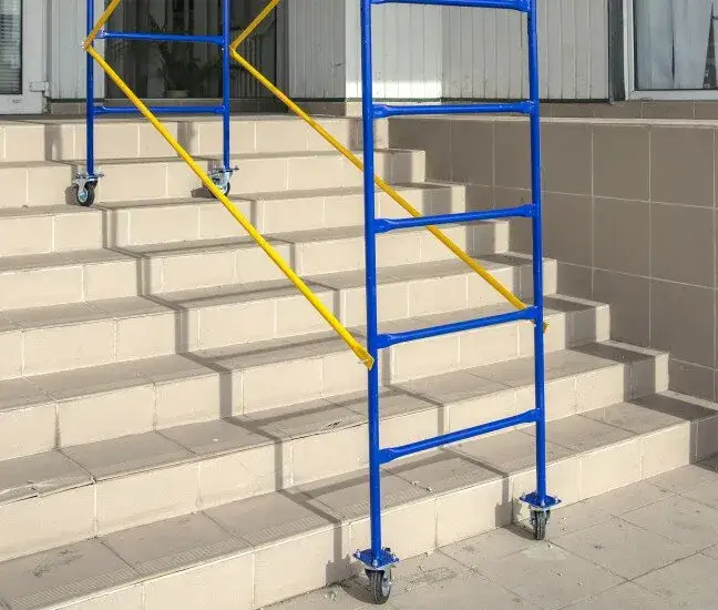 Zdjęcie Jak ustawić rusztowanie na schodach, aby uniknąć niebezpieczeństw?