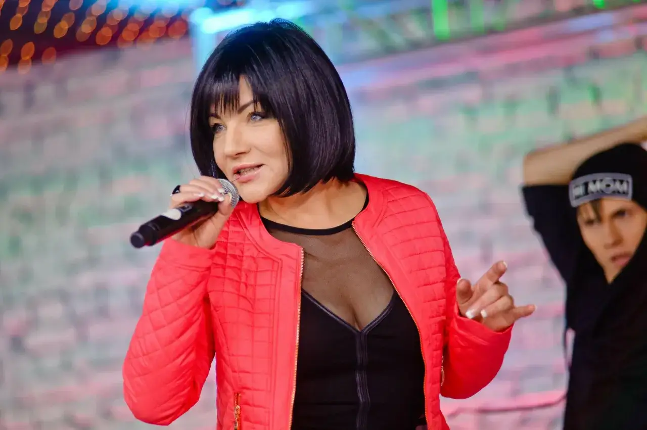 Zdjęcie Ile lat ma Shazza? Zaskakująca biografia i ciekawostki o piosenkarce