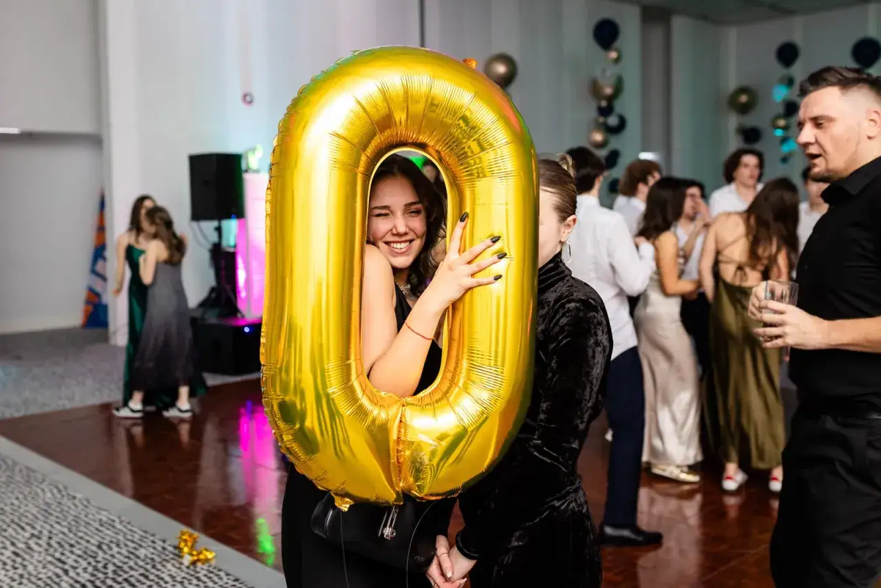 Zdjęcie Ile kosztuje fotograf na studniówkę? Poznaj ceny i oferty w 2023