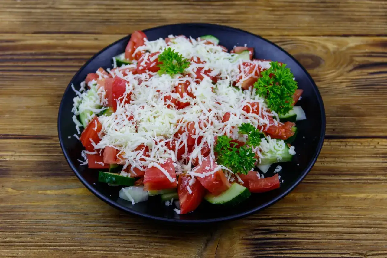 Zdjęcie Jakiego sera użyć do sałatki szopskiej, aby uzyskać najlepszy smak?