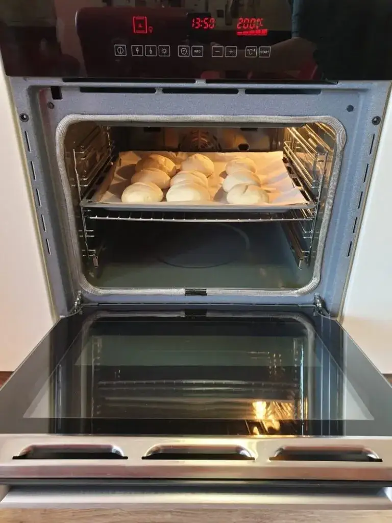 Zdjęcie Piekarnik z termoobiegiem czy bez: Kiedy wybrać lepszą metodę pieczenia?