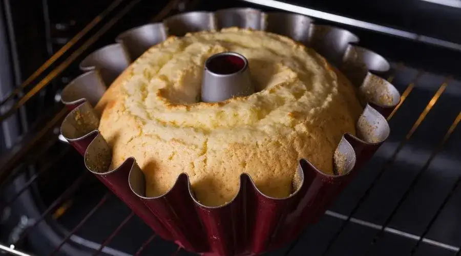 Zdjęcie Jak wyjmować ciasto drożdżowe z piekarnika bez obaw o opadanie