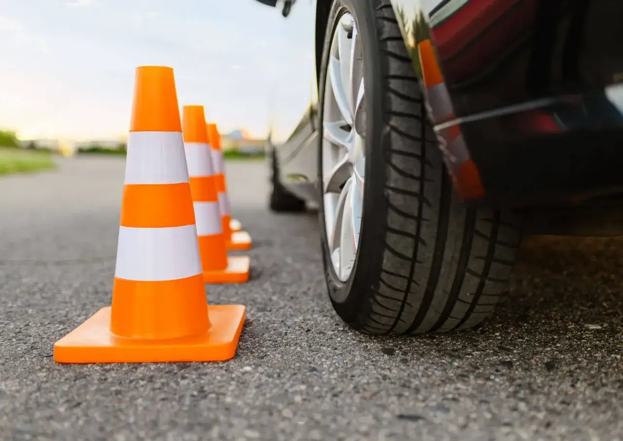 Zdjęcie Czy egzamin teoretyczny na prawo jazdy jest trudny? Oto prawda o wyzwaniach