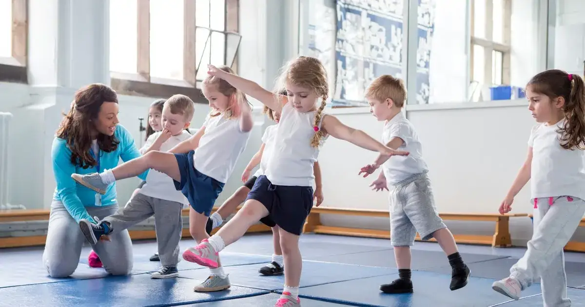 Zdjęcie Jak poprowadzić rozgrzewkę na wf, aby uniknąć kontuzji i zwiększyć efektywność