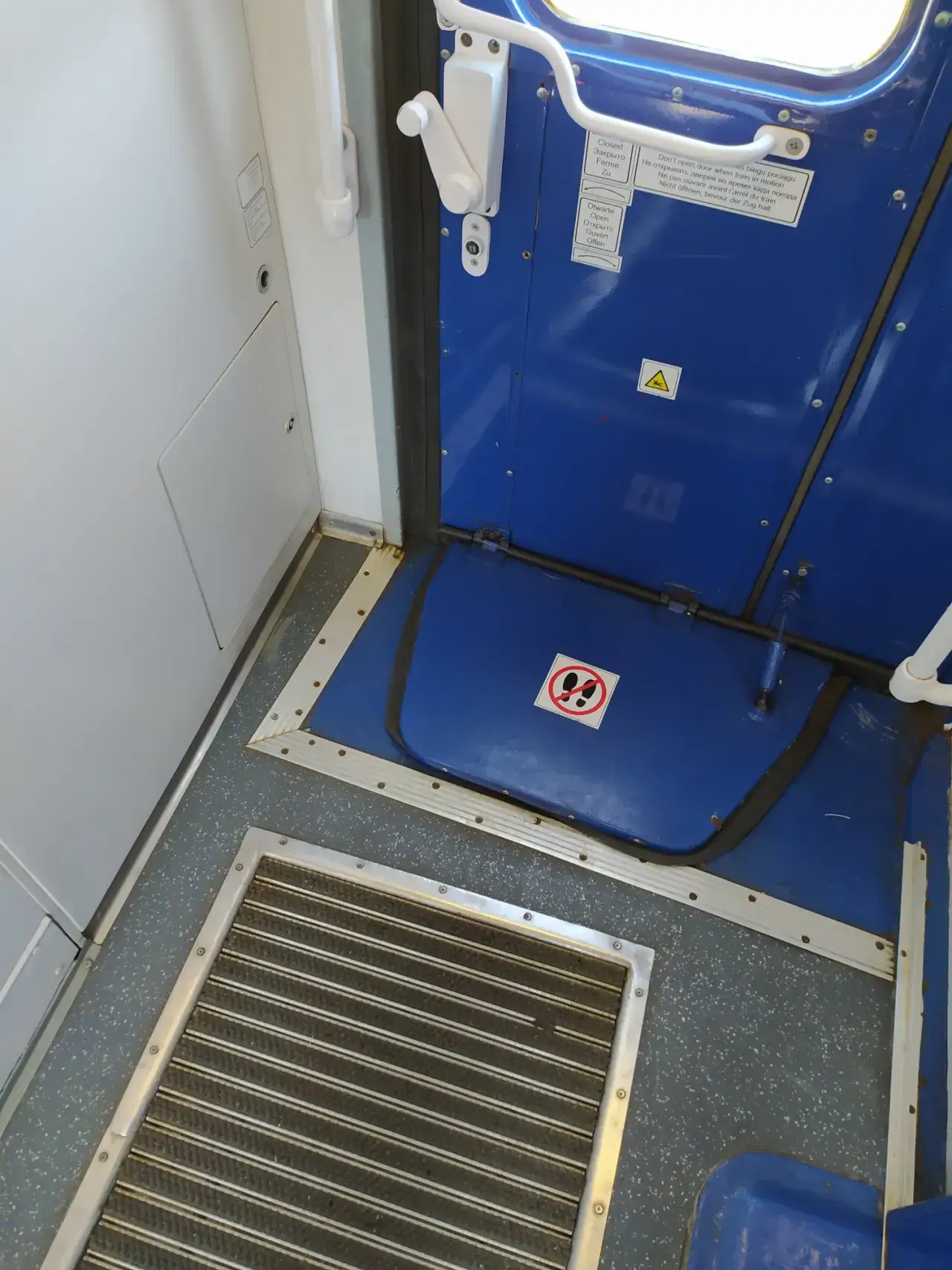 Zdjęcie Jak otworzyć drzwi w TLK: proste kroki, aby uniknąć problemów