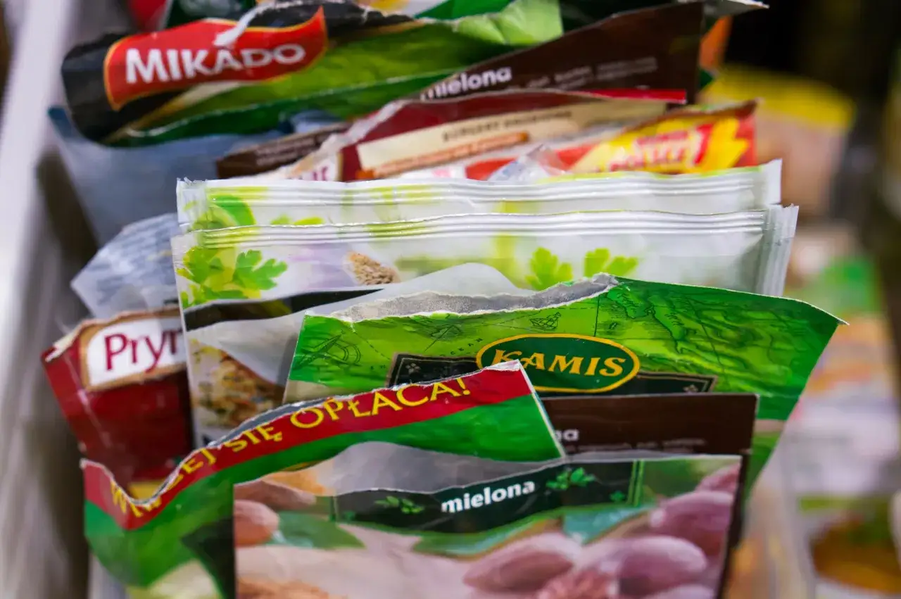 Zdjęcie Gdzie wyrzucić torebki po przyprawach, aby nie zaszkodzić środowisku