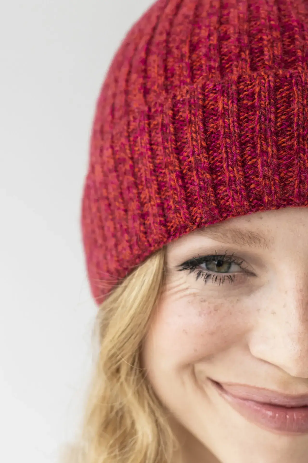 Zdjęcie Jakie czapki w tym sezonie? Odkryj najnowsze trendy i stylizacje