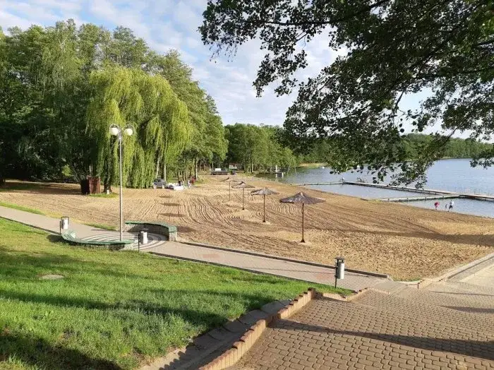 Zdjęcie Jezioro w Sierakowie: Idealne miejsce na relaks i aktywny wypoczynek