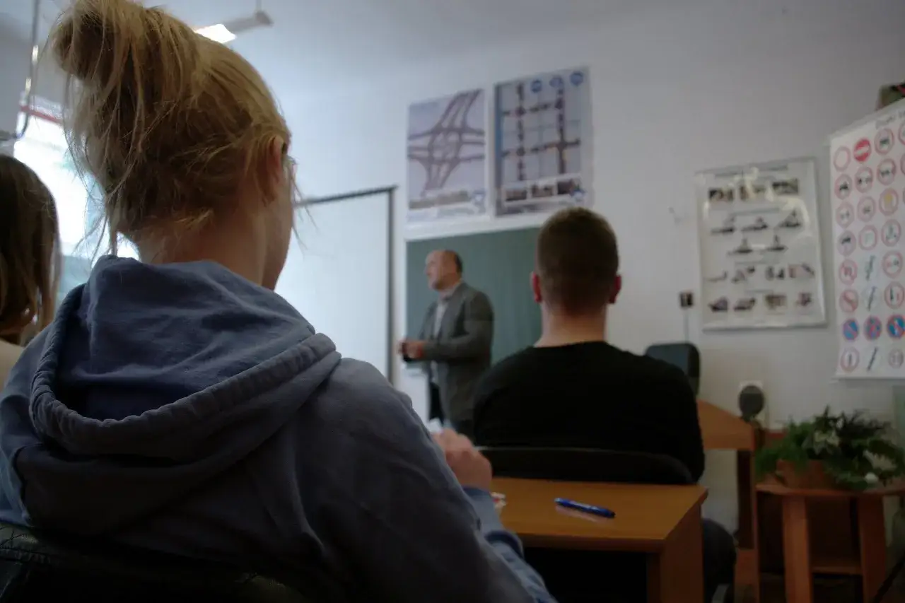 Zdjęcie Kiedy można rozpocząć kurs na prawo jazdy? Sprawdź ważne informacje