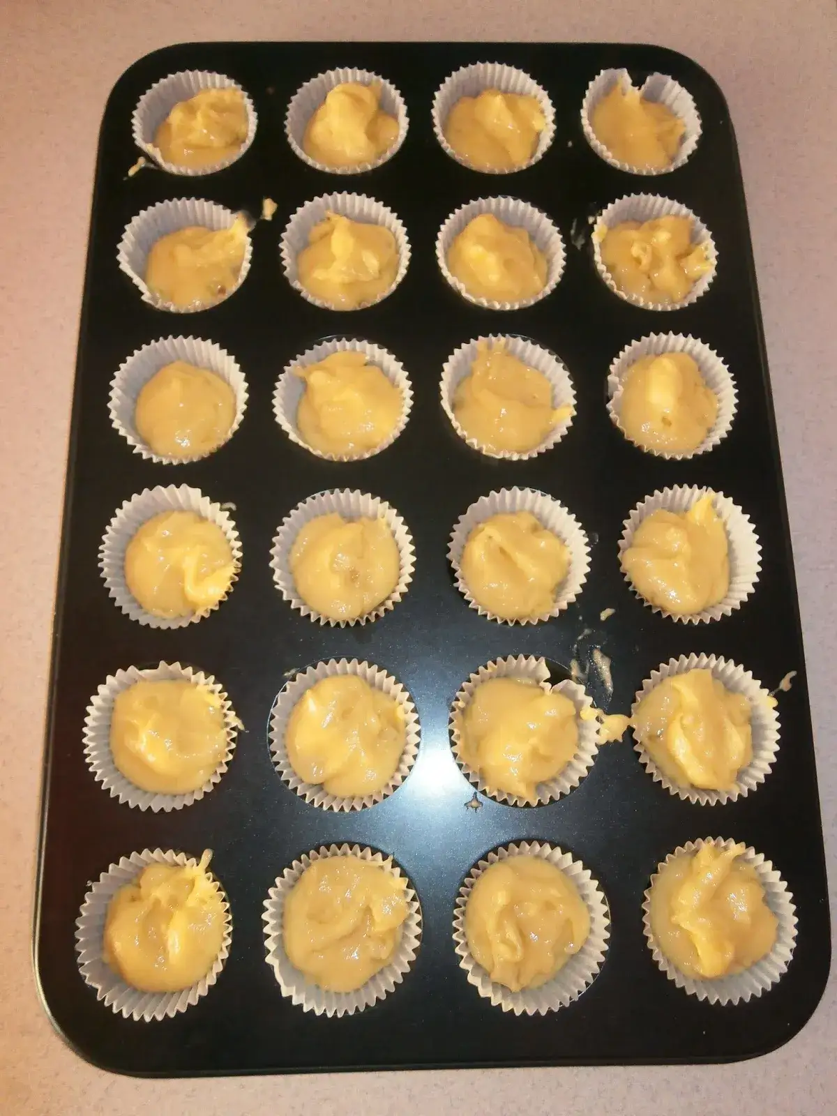 Zdjęcie Jak piec muffinki w papierowych foremkach bez błędów i przywierania ciasta