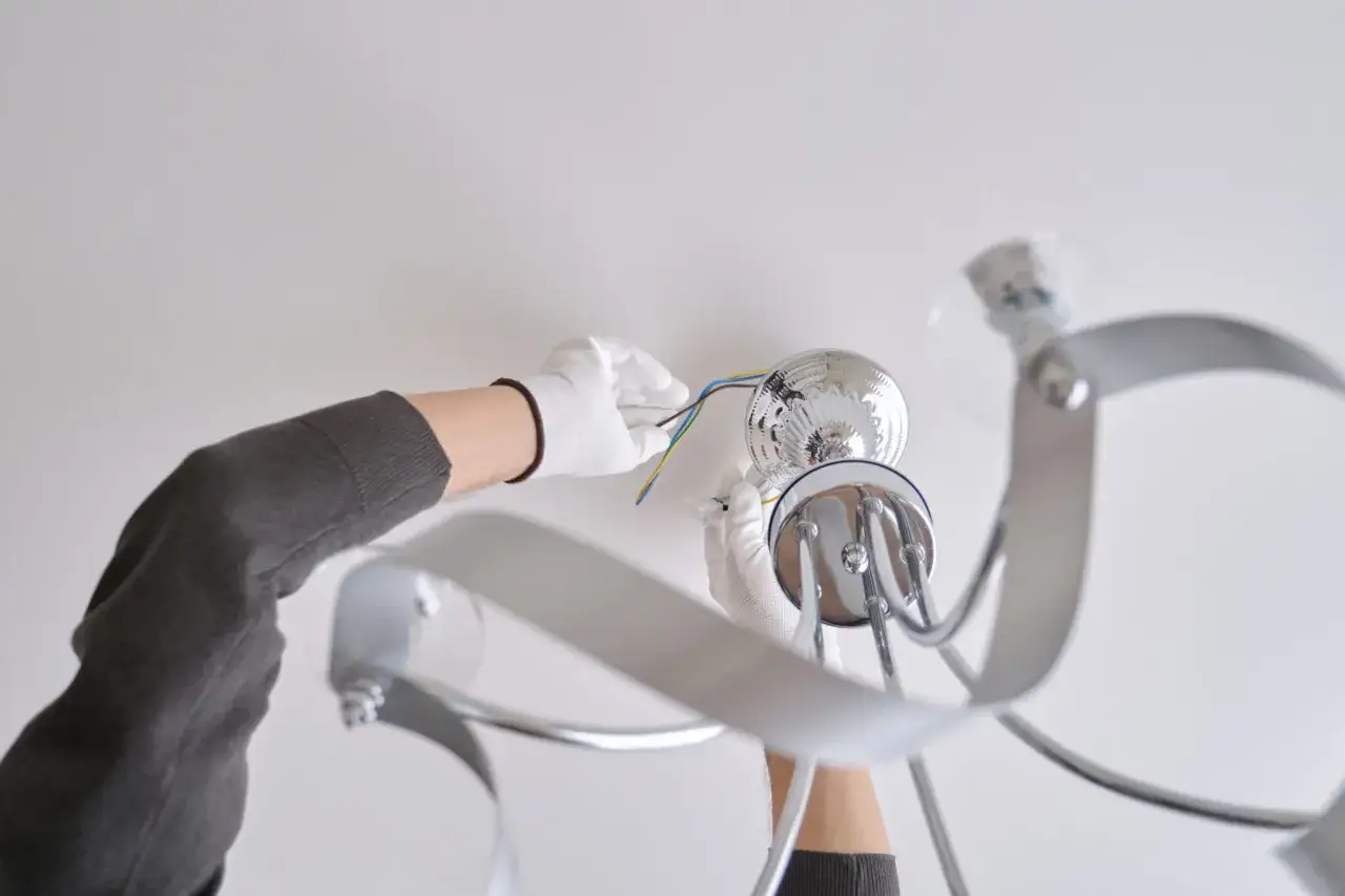 Zdjęcie Jak bezpiecznie podłączyć żyrandol z 5 żarówkami – krok po kroku bez błędów