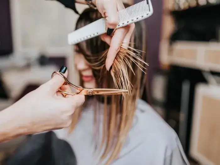 Zdjęcie Sennik ścinanie włosów u fryzjera - co zwiastuje ta symboliczna zmiana