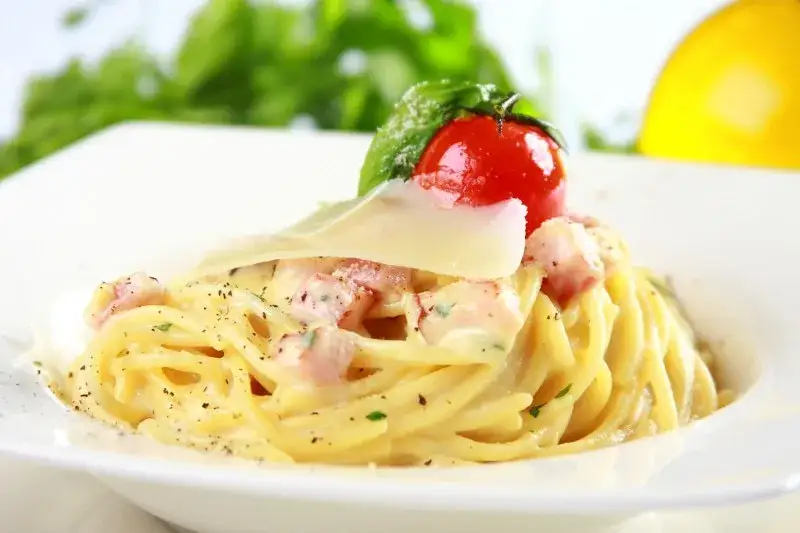 Zdjęcie Spaghetti carbonara ze śmietaną: Zawsze kremowy sos, bez stresu