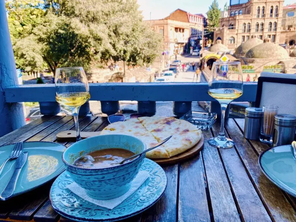 Zdjęcie Tbilisi gdzie zjeść: najlepsze restauracje i ukryte smaki miasta
