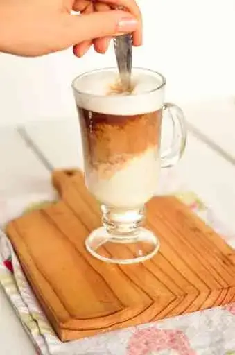 Zdjęcie Jak zrobić pyszną kawę latte bez ekspresu – prosty sposób w domu