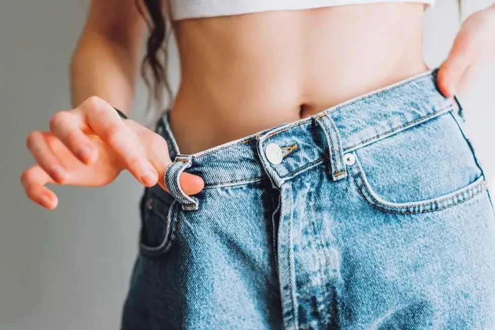 Zdjęcie Za luźne spodnie w pasie? Zwęż je sam lub idź do krawca!