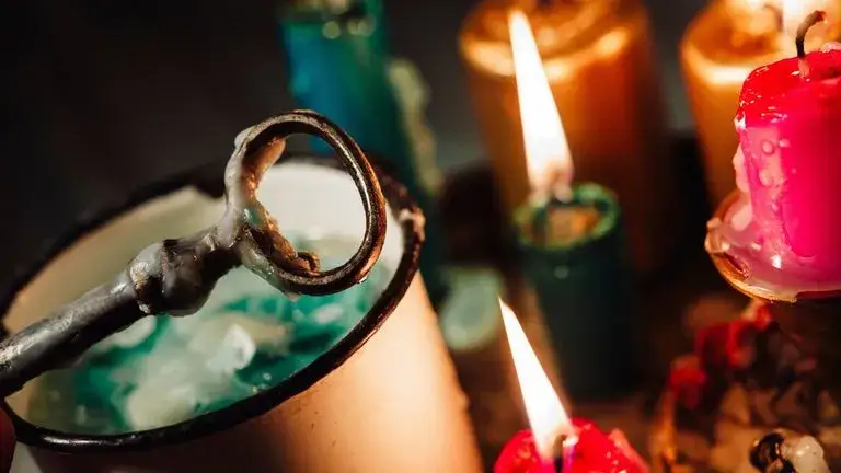 Zdjęcie Wróżby z wosku: odkryj znaczenie figur i ich tajemnice