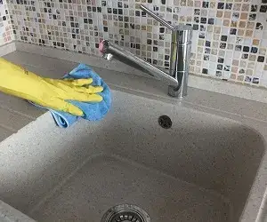 Zdjęcie Jak skutecznie czyścić zlew ceramiczny bez ryzyka uszkodzeń – sprawdzone metody