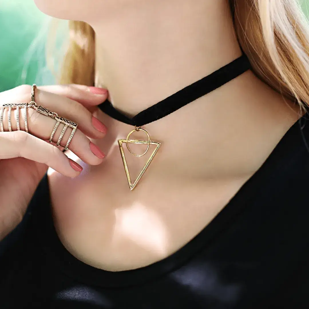 Zdjęcie Czarna obroża na szyję znaczenie: odkryj jej zaskakującą historię