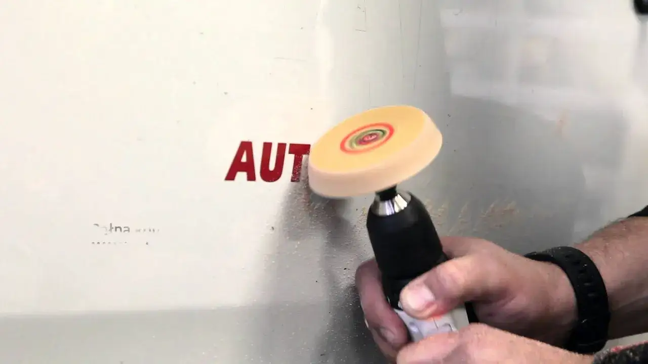 Zdjęcie Jak skutecznie usunąć naklejki z karoserii samochodu bez uszkodzenia lakieru