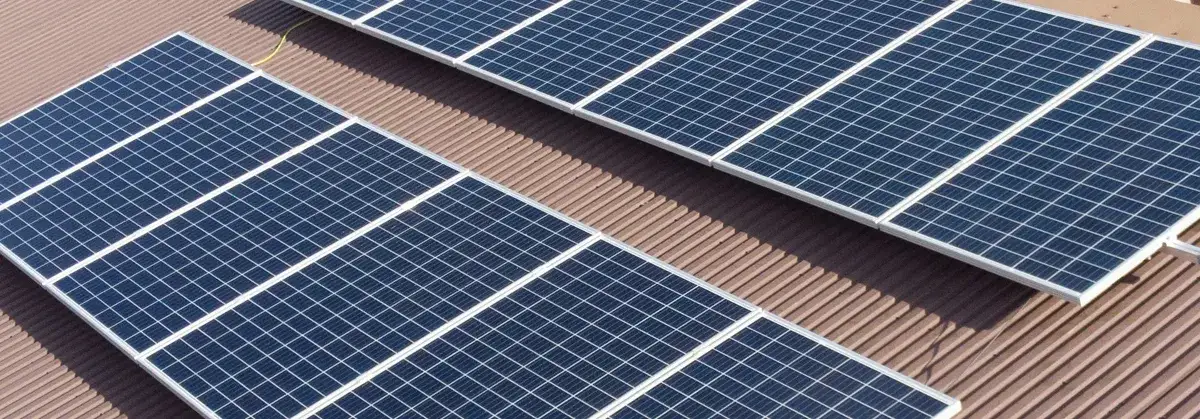 Zdjęcie 1 kWp ile to kWh? Poznaj prawdę o wydajności paneli słonecznych