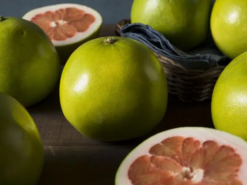 Zdjęcie Ile kalorii ma pomelo: poznaj wszystkie wartości odżywcze tego owocu