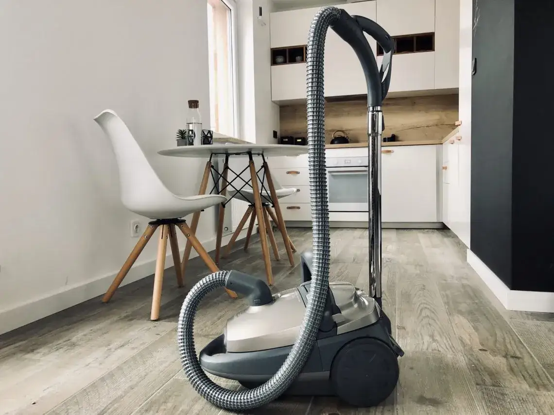 Zdjęcie Jak wyczyścić rurę od odkurzacza i uniknąć problemów z zatorami