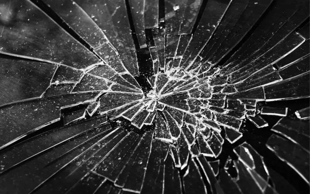 Zdjęcie Symbolika rozbitej szyby w oknie - poznaj wszystkie znaczenia tego snu