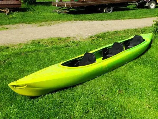 Zdjęcie Kajak laminatowy czy polietylenowy – co wybrać, aby nie żałować?