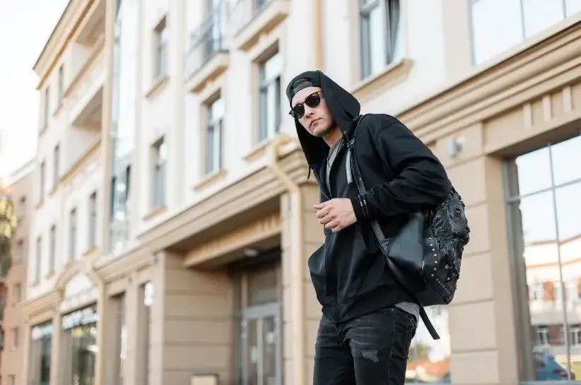 Zdjęcie Jakie spodnie do czarnej bluzy? Odkryj idealne stylizacje na każdą okazję