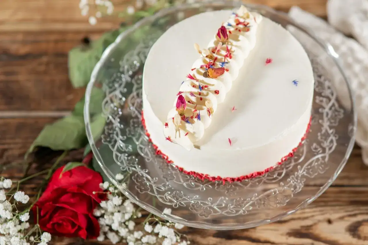 Zdjęcie Tort Malinowy z Białą Czekoladą - Wyjątkowy Smak dla Twojego Wyjątkowego Dnia