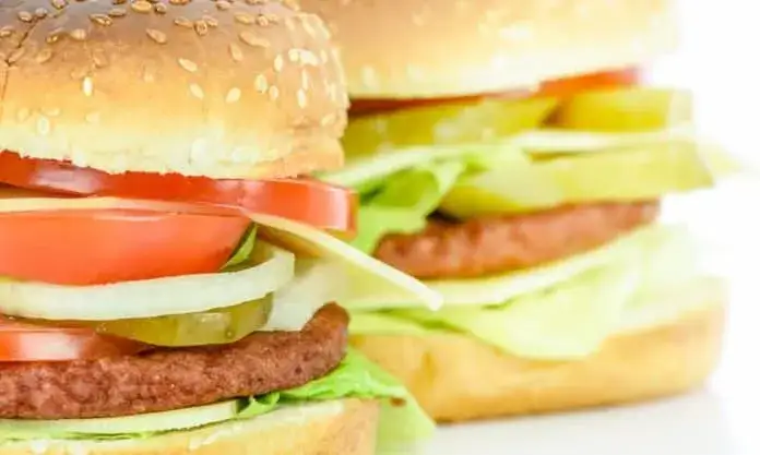 Zdjęcie Jak smażyć burgery wołowe na patelni, by były soczyste i idealnie przypieczone